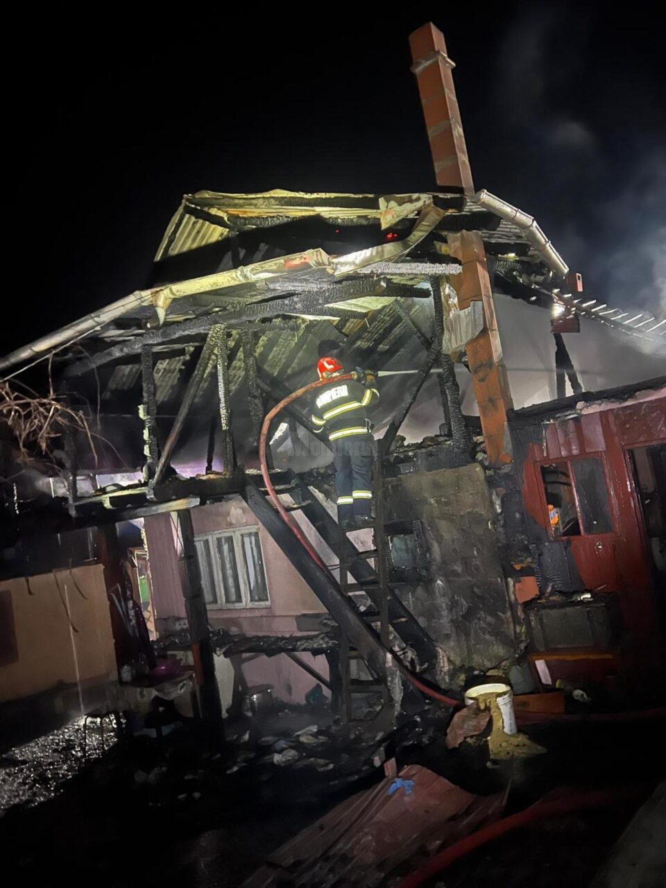 Casă distrusă de un incendiu izbucnit de la coșul de fum