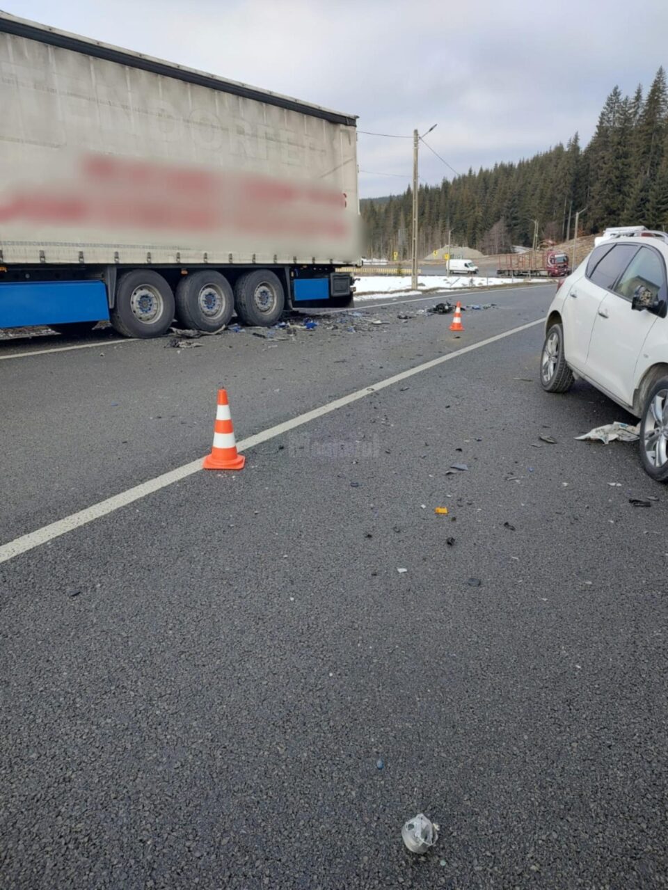 Un italian care a adormit a volan a intrat în tirul de pe contrasens, la Poiana Stampei