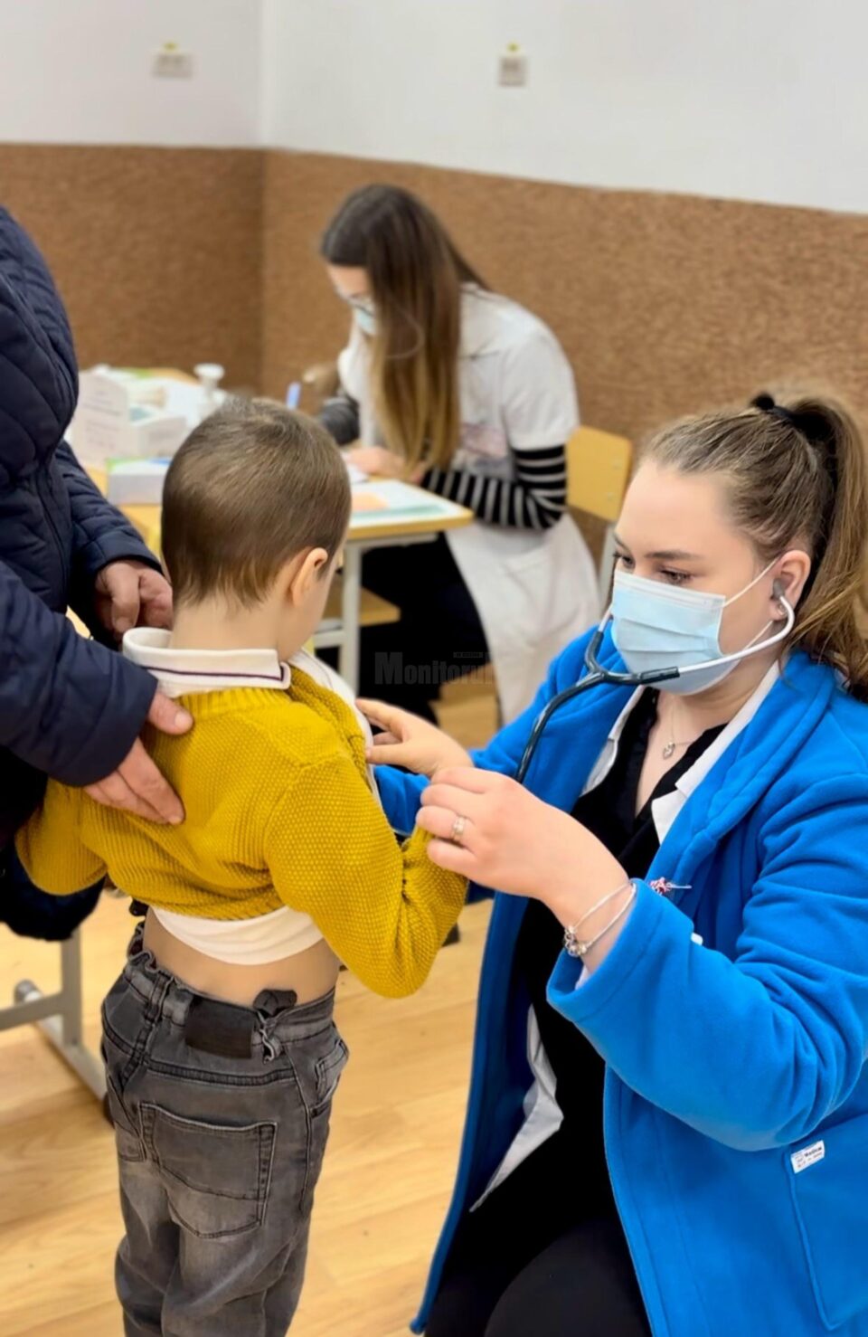 „Caravana cu medici”, din Iași, a consultat și investigat gratuit 60 de copii din comuna Vulturești