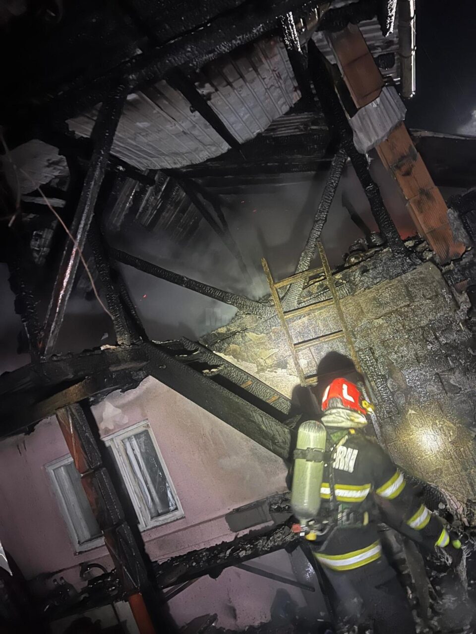 Casă distrusă de un incendiu izbucnit de la coșul de fum