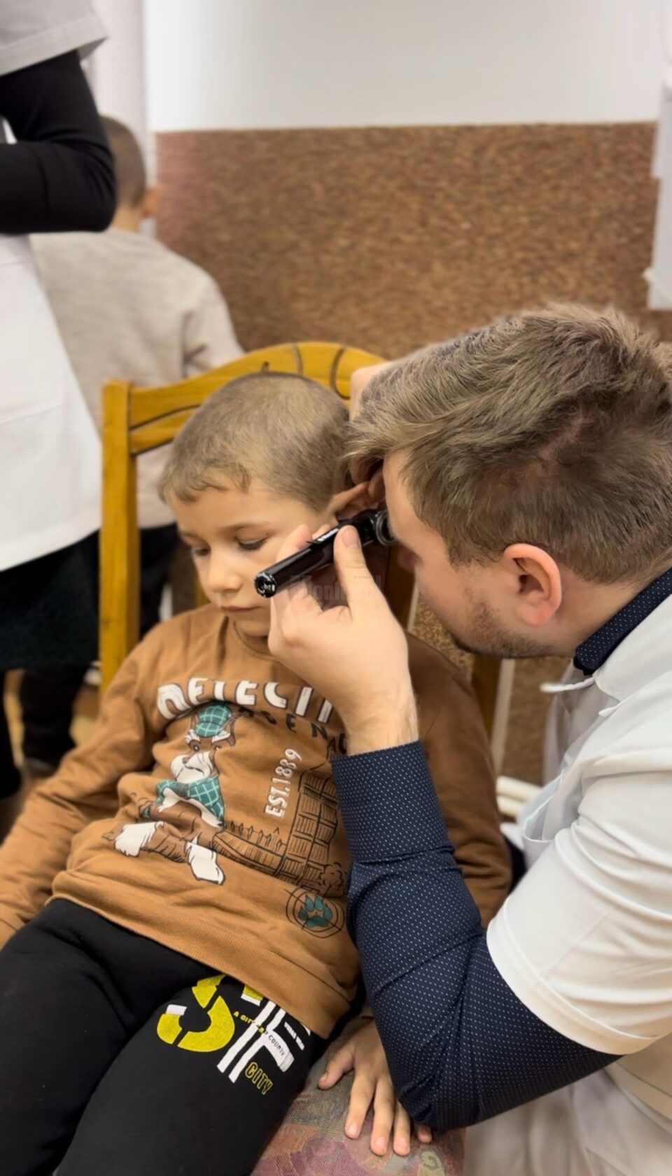 „Caravana cu medici”, din Iași, a consultat și investigat gratuit 60 de copii din comuna Vulturești