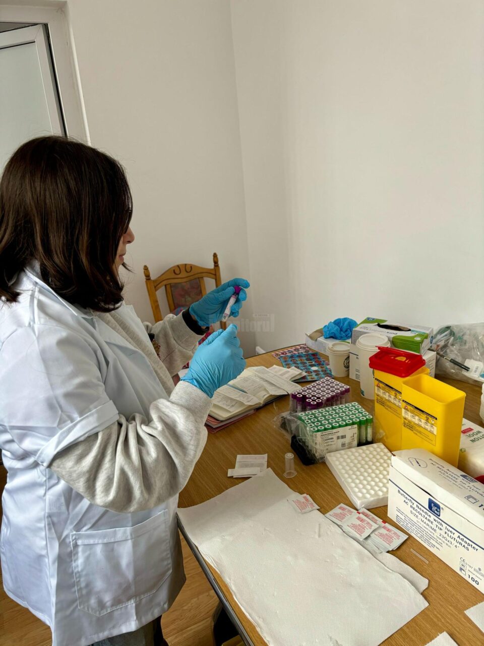 „Caravana cu medici”, din Iași, a consultat și investigat gratuit 60 de copii din comuna Vulturești