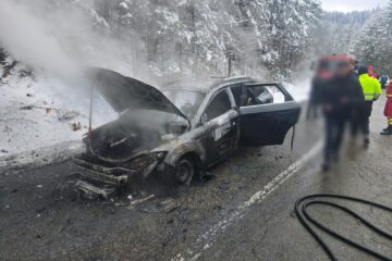Autoturism distrus în totalitate după ce a luat foc în trafic