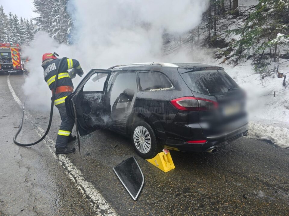 Autoturism distrus în totalitate după ce a luat foc în trafic
