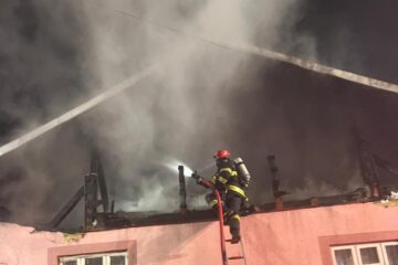Casă distrusă de un incendiu izbucnit de la coșul de fum