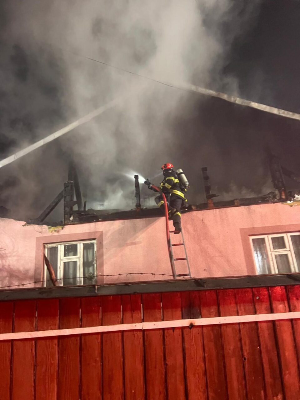 Casă distrusă de un incendiu izbucnit de la coșul de fum