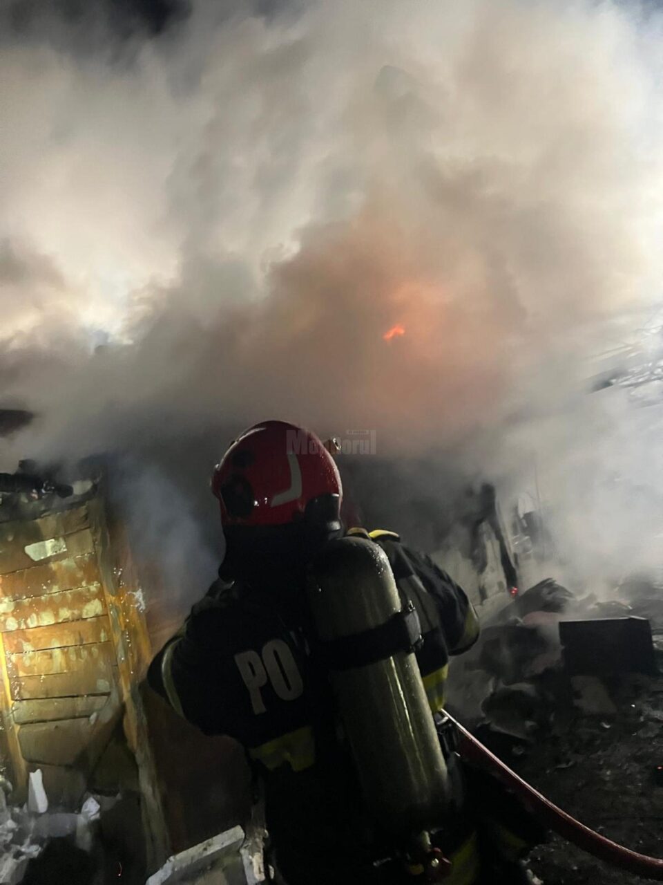 Casă distrusă de un incendiu izbucnit de la coșul de fum