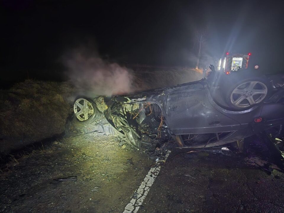 Mașina s-a răsturnat și a luat foc