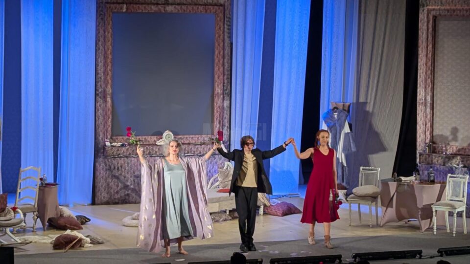 Trandafiri roșii și îndelungi aplauze pentru Maia Morgenstern, Marius Manole și Alexandra Paftală, la finalul spectacolului „Fluturi, Fluturi”