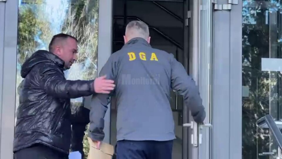 Trei polițiști examinatori din contingentul post-Obreja de la ”Permise și Înmatriculări”, anchetați pentru că ar fi luat mită