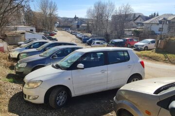 Pe strada Ștefan Tomșa, în spatele Primăriei Suceava, unde au fost demolate două bare de garaje, va fi amenajată o parcare la sol