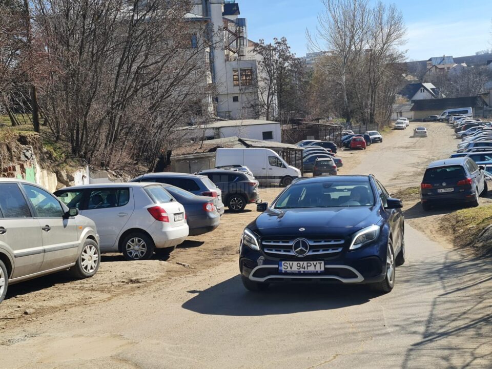 Pe strada Ștefan Tomșa, în spatele Primăriei Suceava, unde au fost demolate două bare de garaje, va fi amenajată o parcare la sol