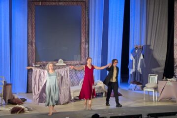 Trandafiri roșii și îndelungi aplauze pentru Maia Morgenstern, Marius Manole și Alexandra Paftală, la finalul spectacolului „Fluturi, Fluturi”