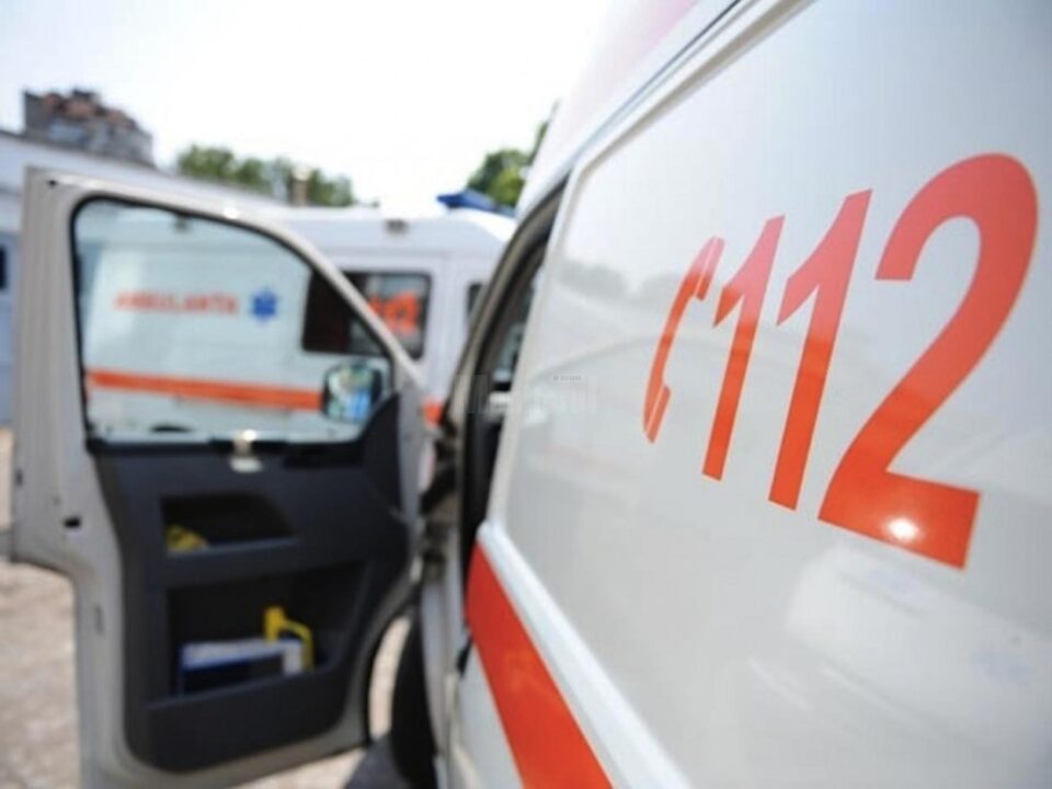 Un copilandru a ajuns la spital după ce a fost plimbat cu un motoscuter de doi prieteni dintr-o mașină Un copilandru a ajuns la spital după ce a fost plimbat cu un motoscuter de doi prieteni dintr-o mașină