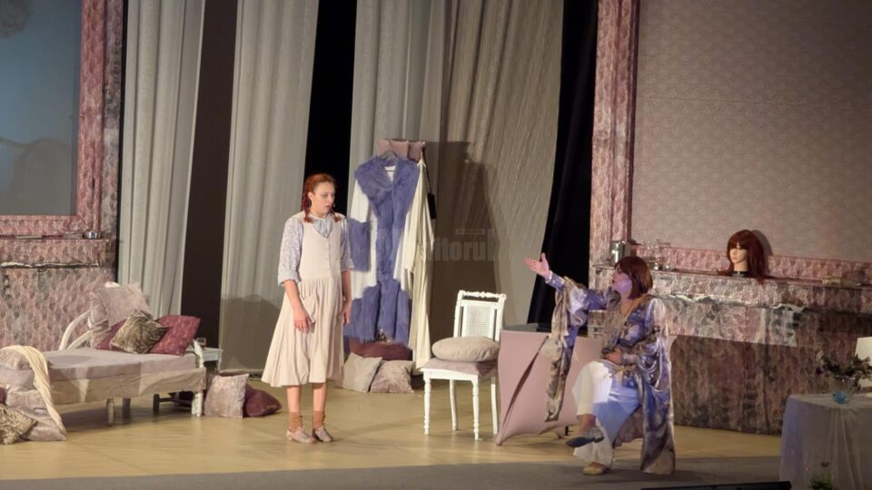 Trandafiri roșii și îndelungi aplauze pentru Maia Morgenstern, Marius Manole și Alexandra Paftală, la finalul spectacolului „Fluturi, Fluturi”