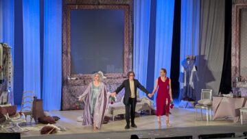 Trandafiri roșii și îndelungi aplauze pentru Maia Morgenstern, Marius Manole și Alexandra Paftală, la finalul spectacolului „Fluturi, Fluturi”