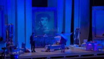 Trandafiri roșii și îndelungi aplauze pentru Maia Morgenstern, Marius Manole și Alexandra Paftală, la finalul spectacolului „Fluturi, Fluturi”