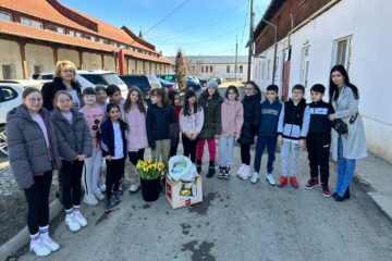 Clipe de bucurie și speranță aduse bătrânilor din Căminul „Sf. Ioan cel Nou” de elevi și profesori de la Școala Gimnazială Nr. 8 Suceava