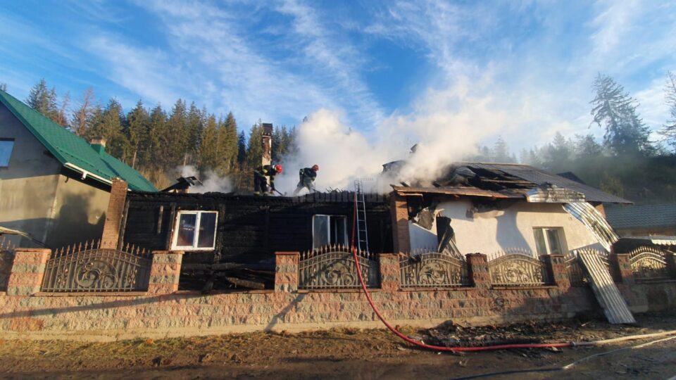 Un uriaș incendiu a izbucnit la o gospodărie din Straja