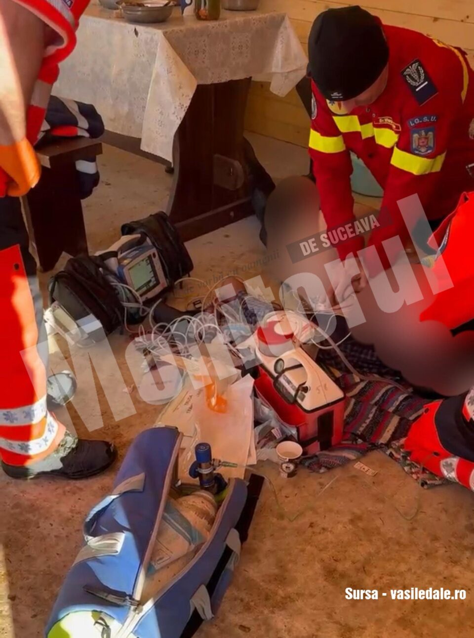 „Țeparul cu 1000 de fețe” s-a dat doctor și a intrat peste un echipaj al Ambulanței Suceava la resuscitarea unui pacient. Foto vasiledale.ro „Țeparul cu 1000 de fețe” s-a dat doctor și a intrat peste un echipaj al Ambulanței Suceava la resuscitarea unui pacient. Foto vasiledale.ro