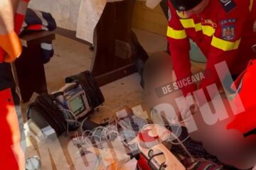 „Țeparul cu 1000 de fețe” s-a dat doctor și a intrat peste un echipaj al Ambulanței Suceava la resuscitarea unui pacient. Foto vasiledale.ro