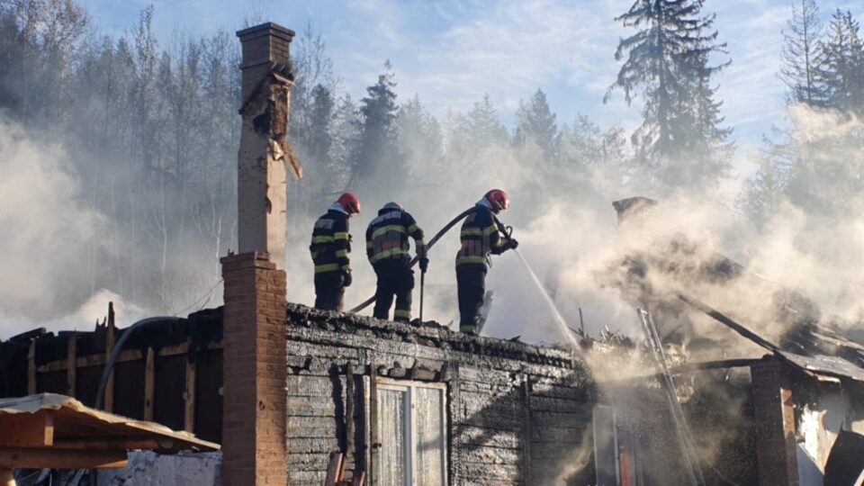Un uriaș incendiu a izbucnit la o gospodărie din Straja