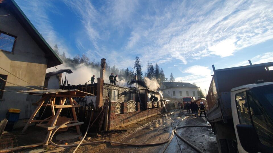Un uriaș incendiu a izbucnit la o gospodărie din Straja