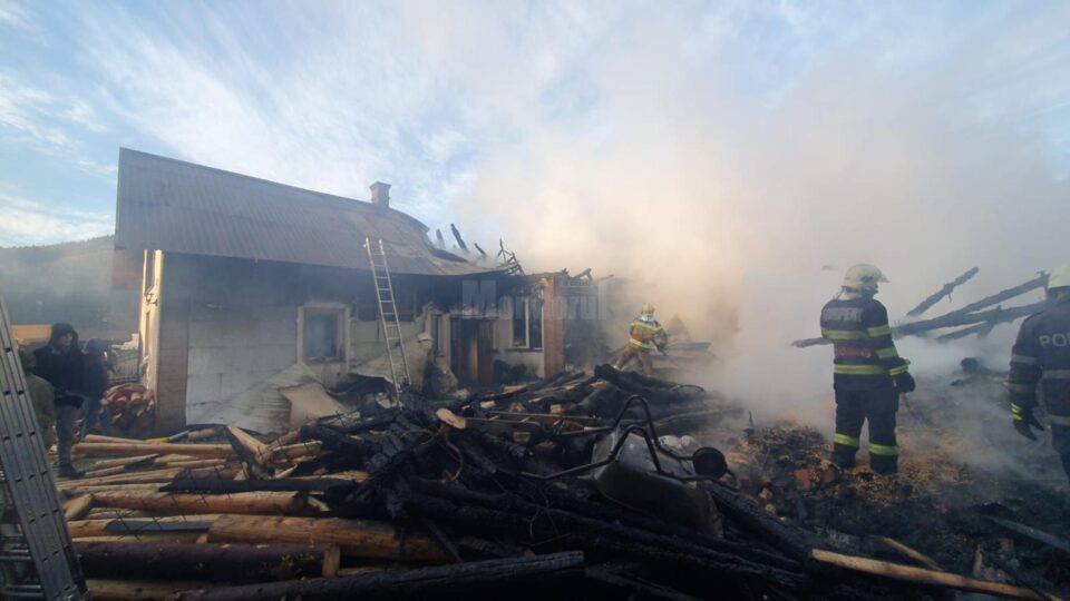 Un uriaș incendiu a izbucnit la o gospodărie din Straja