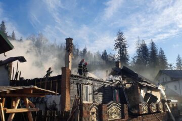Un uriaș incendiu a izbucnit la o gospodărie din Straja