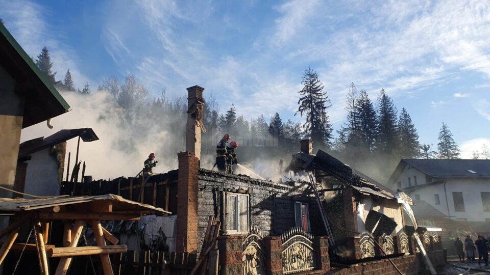Un uriaș incendiu a izbucnit la o gospodărie din Straja