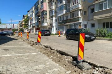 Locuri de parcare puține printre blocuri