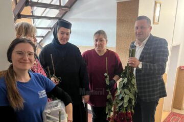 Primarul Marian Sabie oferit flori și femeilor care lucrează la Căminul de bătrâni ”Sf. Ioan cel Nou” Suceava