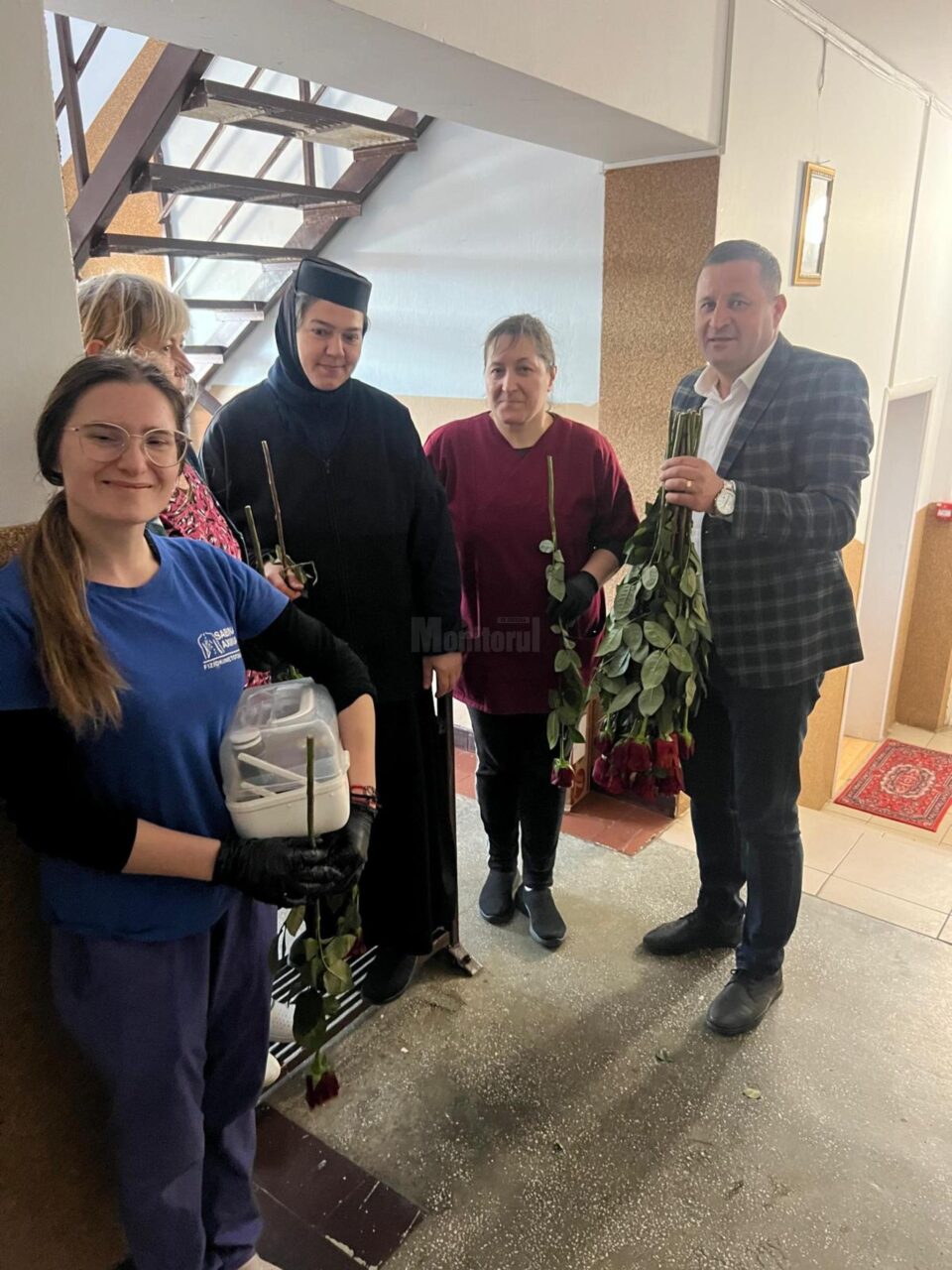 Primarul Marian Sabie oferit flori și femeilor care lucrează la Căminul de bătrâni ”Sf. Ioan cel Nou” Suceava
