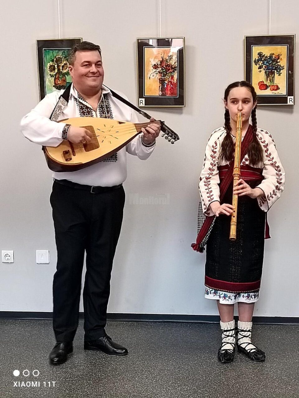 Mentorul Cristian Milici si eleva sa Maria Stancu, in microrecital de folclor