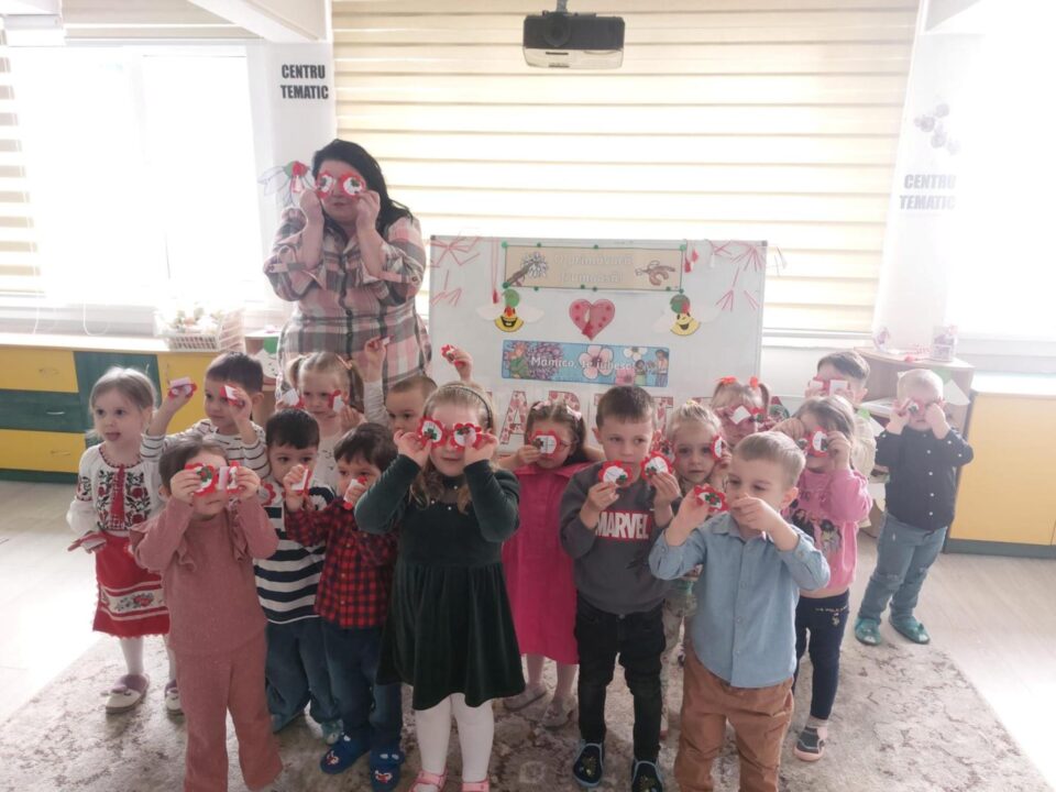 Flori și felicitări realizate de elevi și preșcolari, pentru pacientele de la Oncologie și Îngrijiri paliative (9) Flori și felicitări realizate de elevi și preșcolari, pentru pacientele de la Oncologie și Îngrijiri paliative (9)