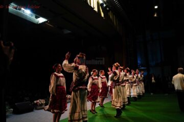 Public numeros și aplauze la scenă deschisă la finalul spectacolului muzical-coregrafic „Azi cânt pentru tine, mamă!”