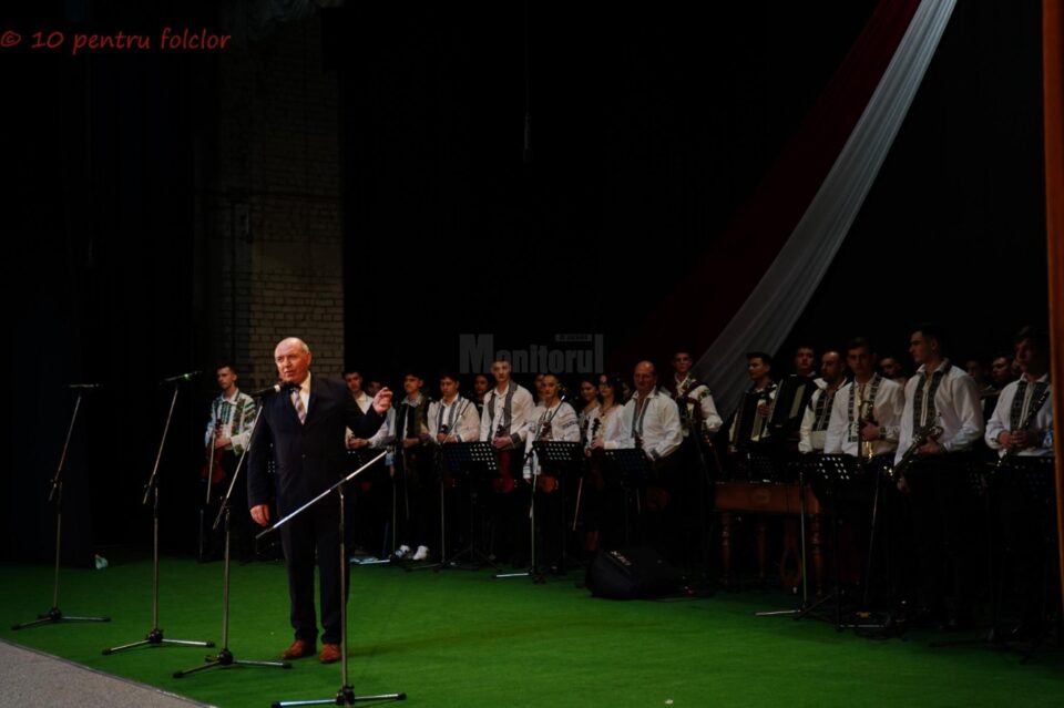 Public numeros și aplauze la scenă deschisă la finalul spectacolului muzical-coregrafic „Azi cânt pentru tine, mamă!”