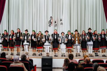 Aproape 100 de copii au participat la spectacolul ,,Portativ în alb și roșu”, la Marginea