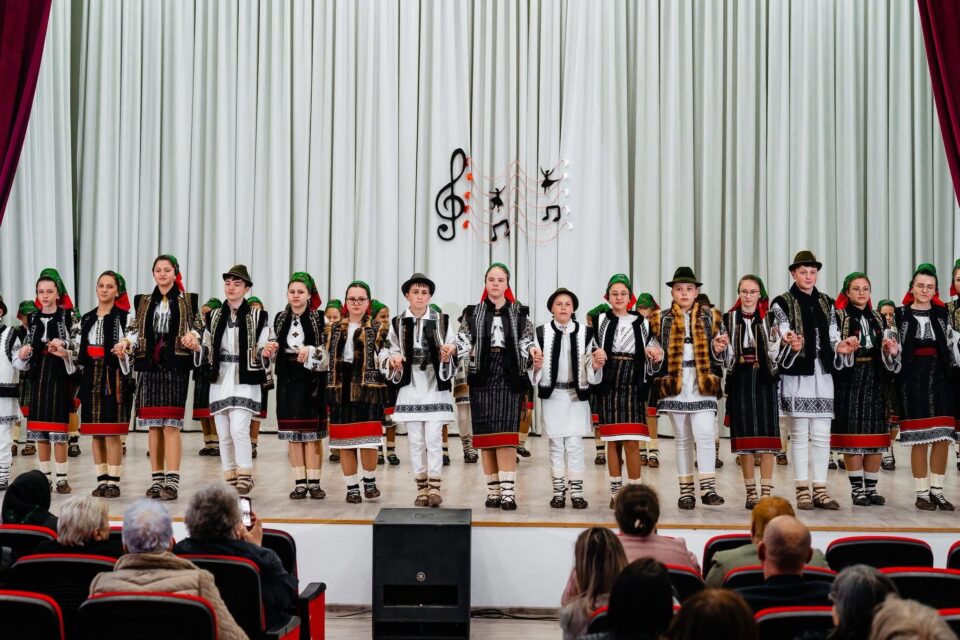 Aproape 100 de copii au participat la spectacolul ,,Portativ în alb și roșu”, la Marginea