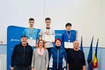 Antrenorii Radu Mihalescu si Cristina Iloc il incadreaza pe Alex Dirman pe podiumul de premiere