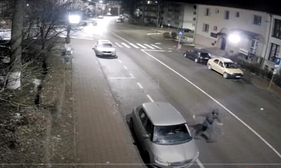 Peste 9 ani de închisoare pentru un individ care, printre altele, a spart și oglinzile a 18 mașini din Suceava Peste 9 ani de închisoare pentru un individ care, printre altele, a spart și oglinzile a 18 mașini din Suceava