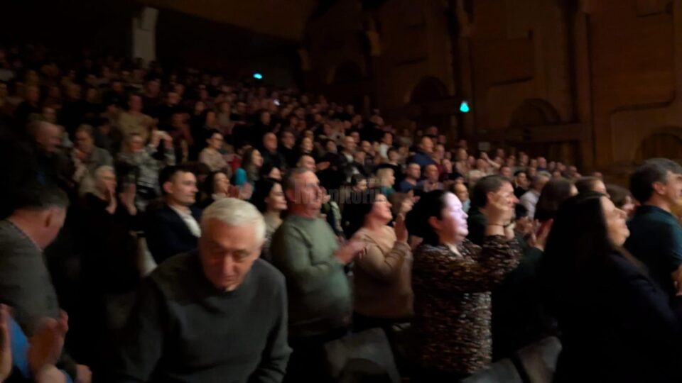 Candoarea primăverii, simfonia bucuriei și speranței, în „Florile Salcâmilor Nebuni”, spectacol susținut, la Suceava, de Tudor Gheorghe