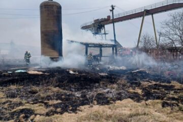 Un foc pus pentru arderea vegetației s-a extins și la două construcții, în zona depoului Ițcani