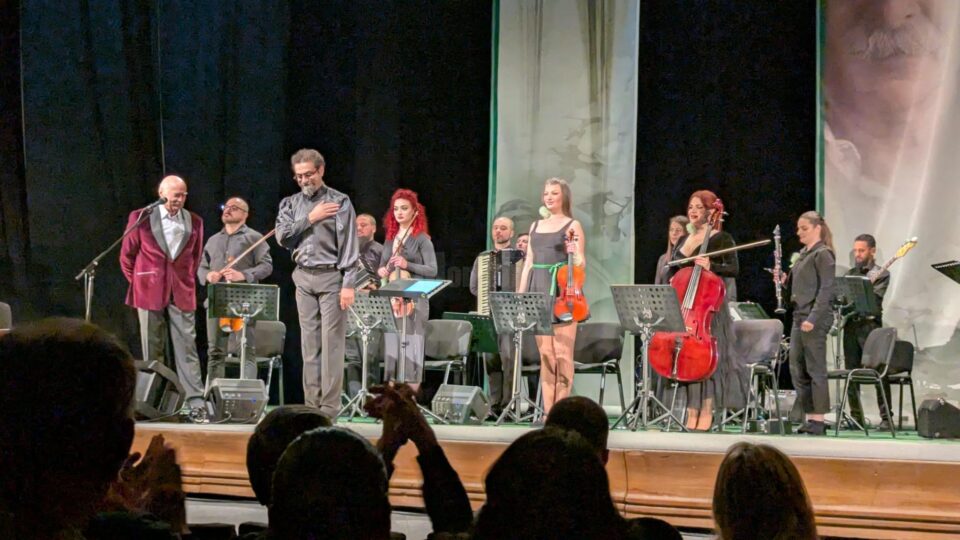 Candoarea primăverii, simfonia bucuriei și speranței, în „Florile Salcâmilor Nebuni”, spectacol susținut, la Suceava, de Tudor Gheorghe