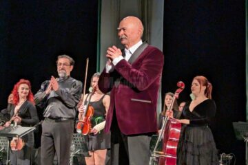 Candoarea primăverii, simfonia bucuriei și speranței, în „Florile Salcâmilor Nebuni”, spectacol susținut, la Suceava, de Tudor Gheorghe