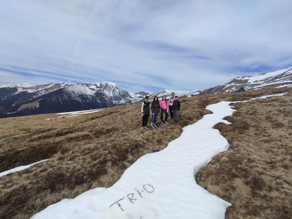 Grup de elevi de la Școala Voitinel, premiat cu o excursie de Asociația TRI-O