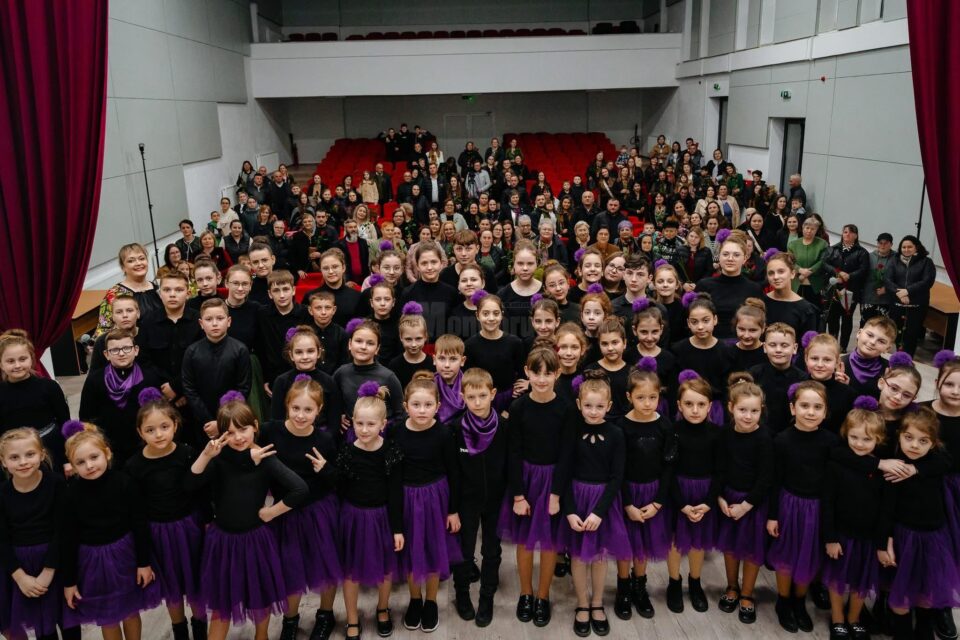 Aproape 100 de copii au participat la spectacolul ,,Portativ în alb și roșu”, la Marginea