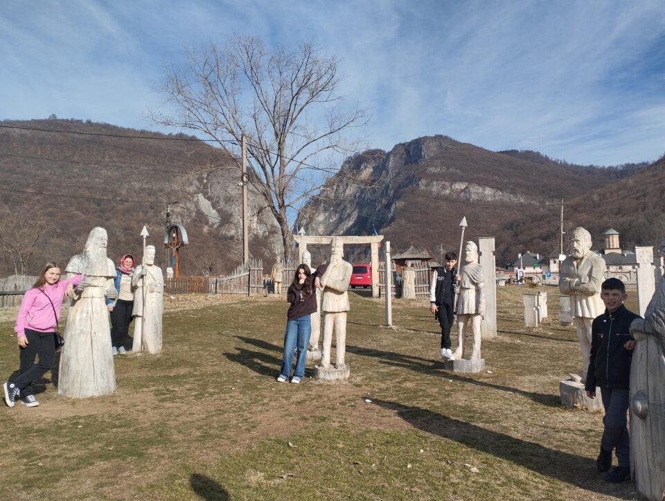 Grup de elevi de la Școala Voitinel, premiat cu o excursie de Asociația TRI-O