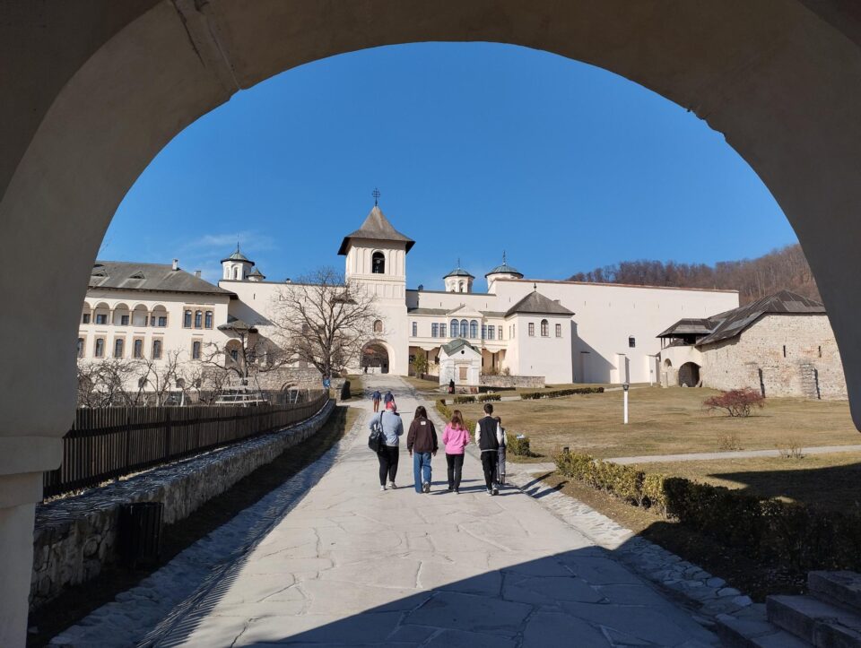 Grup de elevi de la Școala Voitinel, premiat cu o excursie de Asociația TRI-O