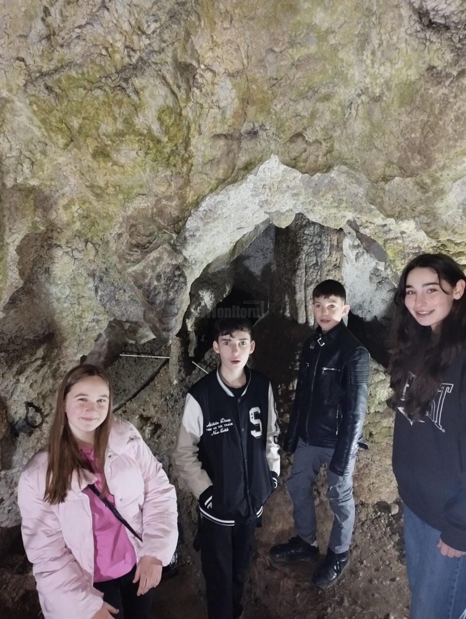 Grup de elevi de la Școala Voitinel, premiat cu o excursie de Asociația TRI-O